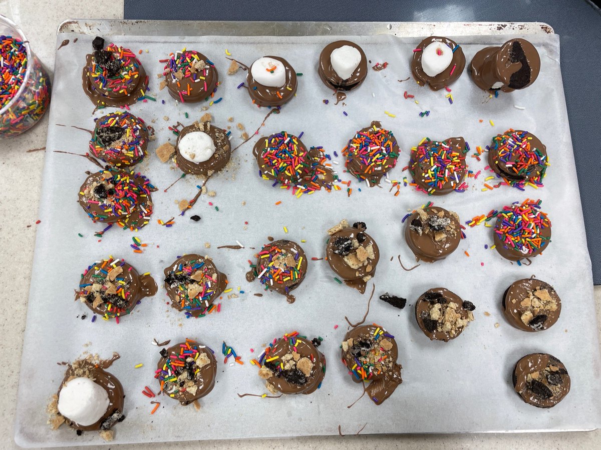 CISEasternPA's tweet photo. #CISEasternPA's 21st Century Community Learning Center program mixed things up today with a baking competition - offering students a hands-on opportunity to strengthen time management, budgeting, &amp; teamwork skills while exploring home economics &amp; nutrition 🍰🍽️🥧 #AllInForKids https://t.co/zUykNCEAWV