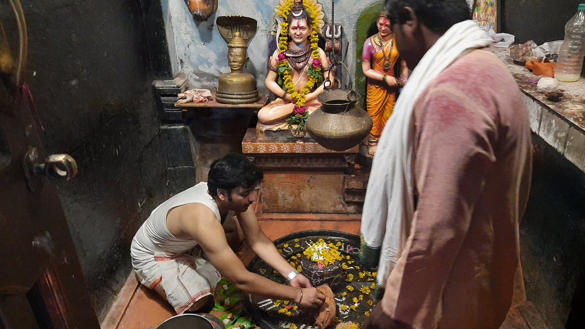 Pranav_007M's tweet photo. माझं लाडकं नेतृत्व राज्याचे उपमुख्यमंत्री आदरणीय अजितदादांना जन्मदिनानिमित्त दीर्घायुष्य लाभो म्हणून शिरुर (का) बीड सिद्धेश्वर संस्थान येथे पंचामृत अभिषेक करण्याच भाग्य मला लाभलं. यावेळी राष्ट्रवादी तालुकाध्यक्ष सह सर्व टीम 💐⏰
@AjitPawarSpeaks 
@SunetraA_Pawar
@parthajitpawar https://t.co/nrLlpOEHZ0
