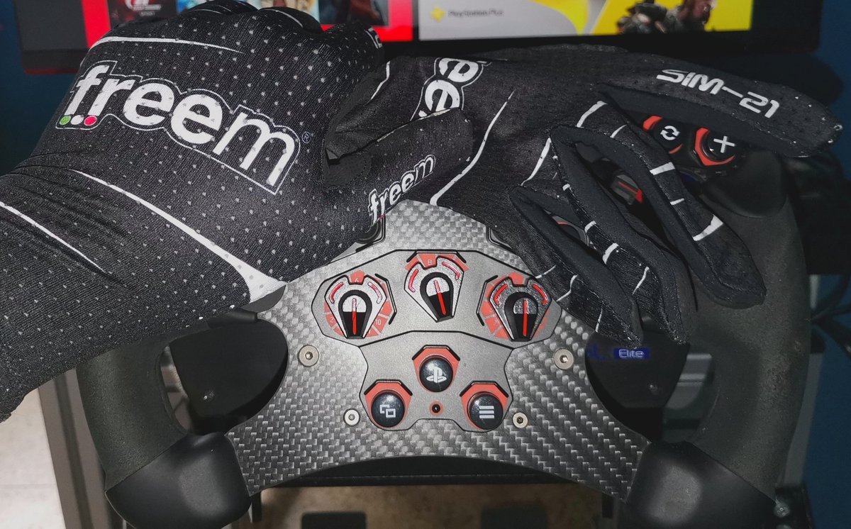 NardyPerez6's tweet photo. Thanks for these gloves SIM-21, looks amazing @team_orl @FreemSimracing https://t.co/dmqnS0ffLh