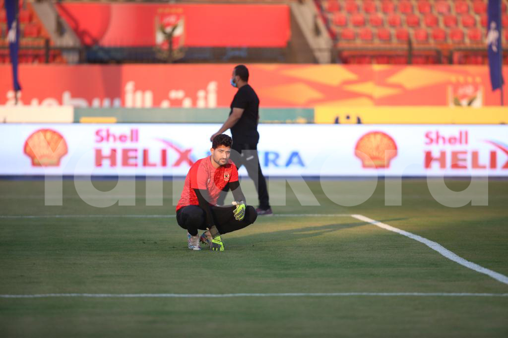 علي لطفي يُجري عمليات الإحماء قبل بداية مباراة الأهلي والبنك🧤