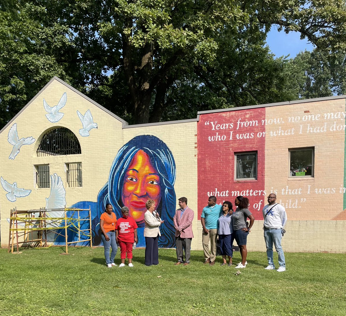 YajairaWest_PNC's tweet photo. Beautiful morning to educate the community on this gorgeous, not yet completed, mural by @iKidU_not of activist Ms Anita Franklin. Thanks to @LexArts and the office of @SheriffWitt for leading the effort. https://t.co/P41RwlpysJ