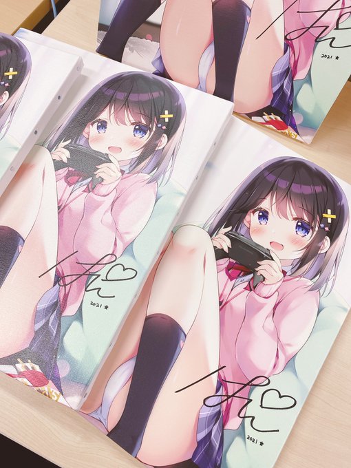 こんな時間ですがサイン入れちゅう…!
なかなかサインのタイミング取れず発送が遅くなってしまってごめんなさい😭 