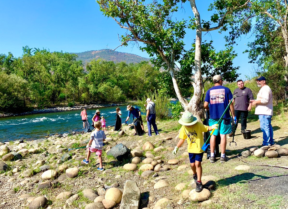 kingsrivercd's tweet photo. What a great group of volunteers. Thank you to everyone who participated in our first Kings River Cleanup on Saturday!

If you missed this one, don't worry- we have a Cleanup scheduled for the 3rd Sat of every month: 
 https://t.co/No2UnwRuTW 🐟

@CaliforniaDFW @USACESacramento https://t.co/Niz5C4i96E