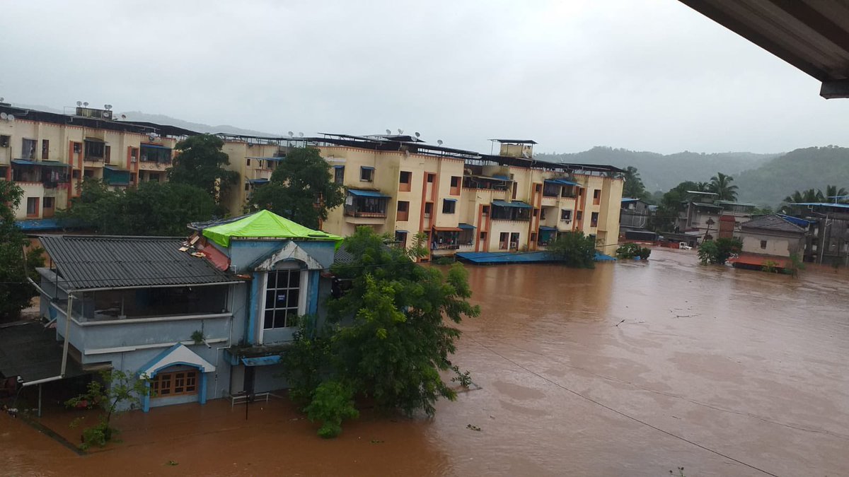 Chiplun, a city in Ratnagiri is facing the worst floods since 1967. Houses have been submerged and localites are trying to rescue people. The situation is worsening, & it's still raining. No help has reached. Pls tag the authorities.
@NDRFHQ #ChiplunFloods