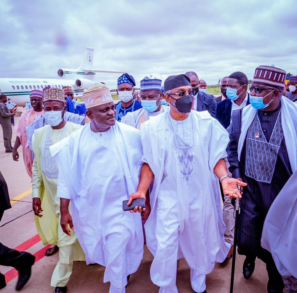 ROS1609's tweet photo. Pictures as @SpeakerGbaja led a delegation of lawmakers to pay Sallah homage to President Muhammadu Buhari in Daura Katsina today.

The Speakers’ delegation also visited the Emir of Daura.

#PMBInDaura #GbajaInDaura https://t.co/zZLGfKorI4