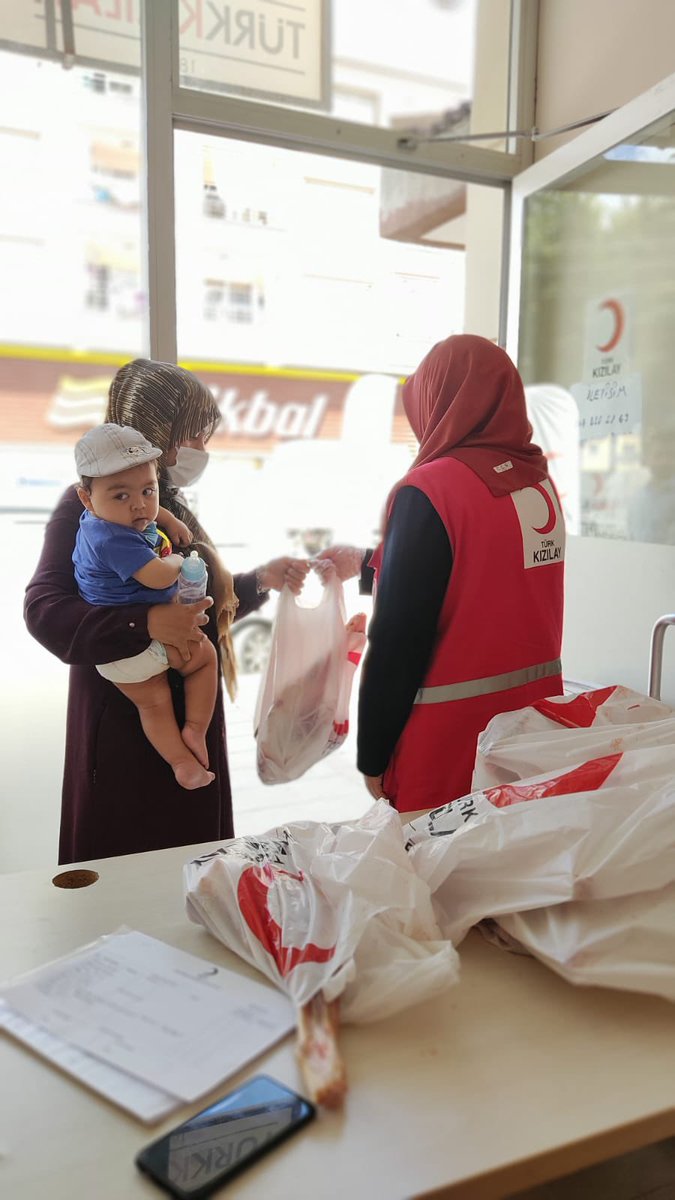turkkizilay06gl's tweet photo. Kurban bayramı bereketiyle güzel, biz Kızılay olarak aracı olmaktan çok mutluyuz.

Türk Kızılay Ankara Şubesi Ulucanlar Aş Evimize bağışlanan kurbanlar veteriner kontrolünden geçirildikten sonra İslami usullere göre kesilerek ihtiyaç sahiplerine ulaştırdık. #HilalOlsun https://t.co/BRLJRY1BqJ