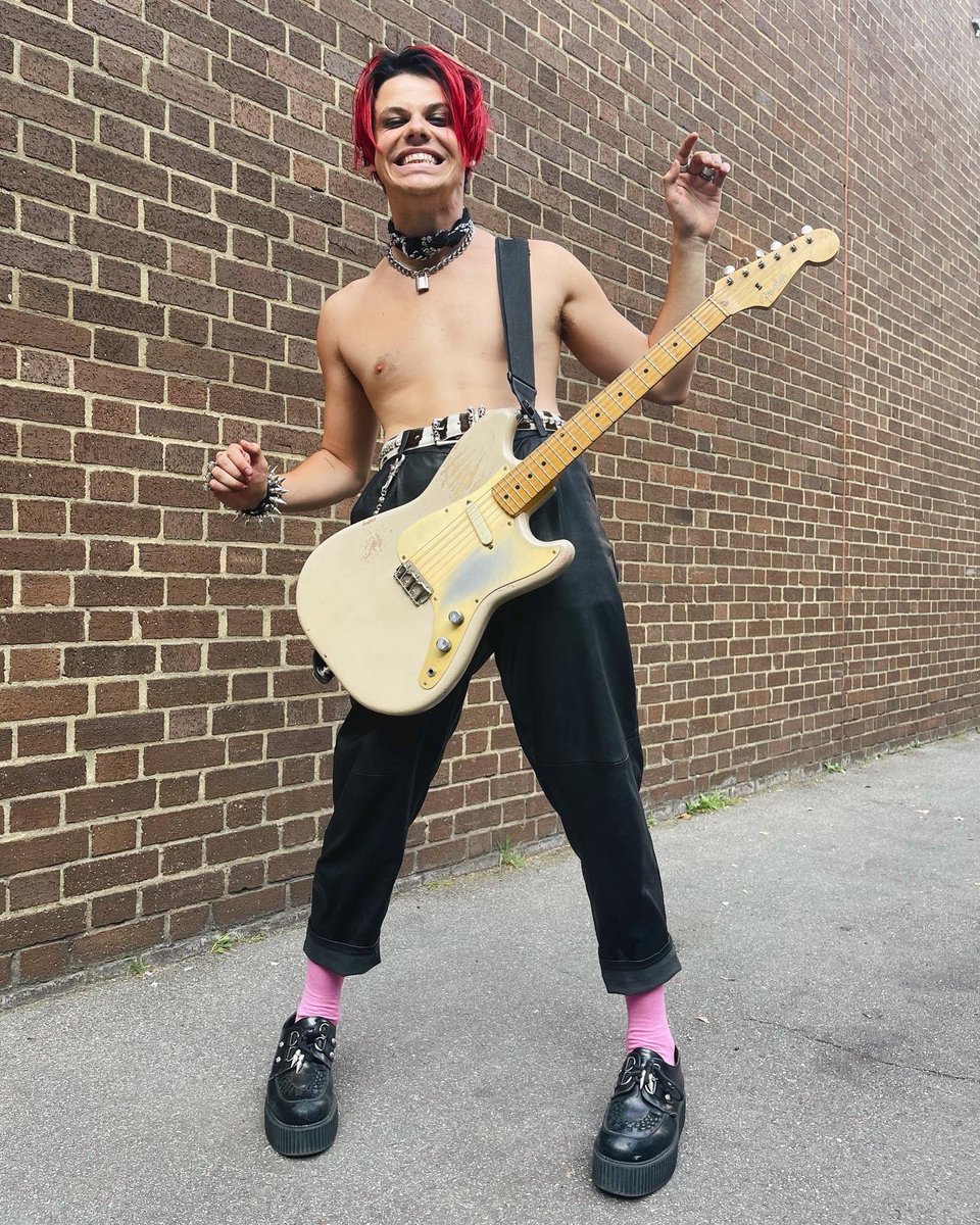 yungblud's tweet photo. right ,,, so what fookin songs u want on tour then ... ??? 🖤🩸☠️🩸 https://t.co/rPzWJ2k9EN