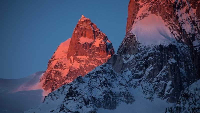 The CMH Bugaboos, famous for the surrounding mountain spires,  is where CMH all began back in the 1960s. The lodge was built to optimise the scenery and here you can expect an immensely varied ski terrain which makes it perfect for all types of powder skiers. 📸 Paul Morrison
