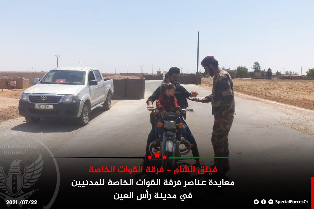 SpecialForcesC1's tweet photo. #الجيش_السوري_الحر 
#فيلق_الشام 
#فرقة_القوات_الخاصة 
معايدة عناصر فرقة القوات الخاصة للمدنيين في مدينة #رأس_العين 
#الحسكة https://t.co/eA5v7JfWWw