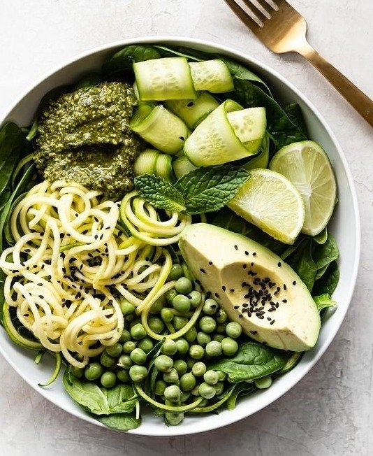 Pesto Buddha Bowl 🍃🤗💛 To make the pesto: combine 2 cups packed basil + 1 clove garlic + 1/4 cup cashews (rinsed well and drained) + 1/4 cup extra-virgin olive oil + 1/2 lime (juiced) + salt, to taste in a food processor. Process until smooth (add more oil if needed).

Se