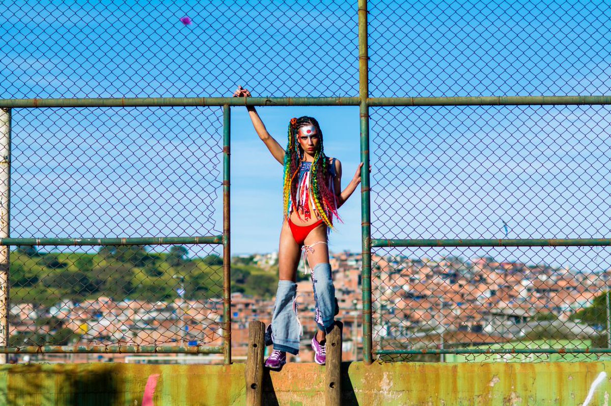 casadecriadores's tweet photo. Mais uma estréia na #Cdc48 

A Vou Assim é uma Ateliê Criativa que realiza ações propositivas de empregabilidade, representatividade e demandas socioculturais de corpas dissidentes e pessoas LGBTTTQIA+.
Surgiu em 2016 como um brechó de roupas garimpadas pela periferia (...) https://t.co/hehpJpMI8v