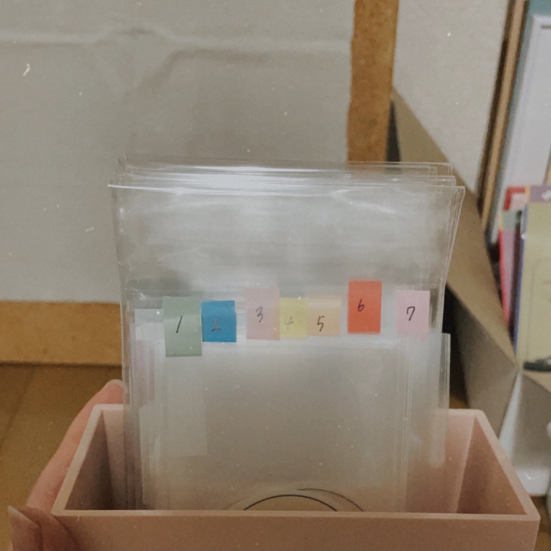unarai29's tweet photo. 準備ほぼ終わったー！😭🔥でもどれくらいの人が来てくれるかわからなくて当日配るステッカー、これで余るのか足りないのか、大丈夫か不安…🤔そしてこの付箋の感じ、まるでライブの物販感伝わる？？笑『2番ミナさんのうちわでお間違えないですか?』てメンバー番号で呼ぶやつ笑　てことで全7種です🙋‍♀️ https://t.co/4CRJof0pTn