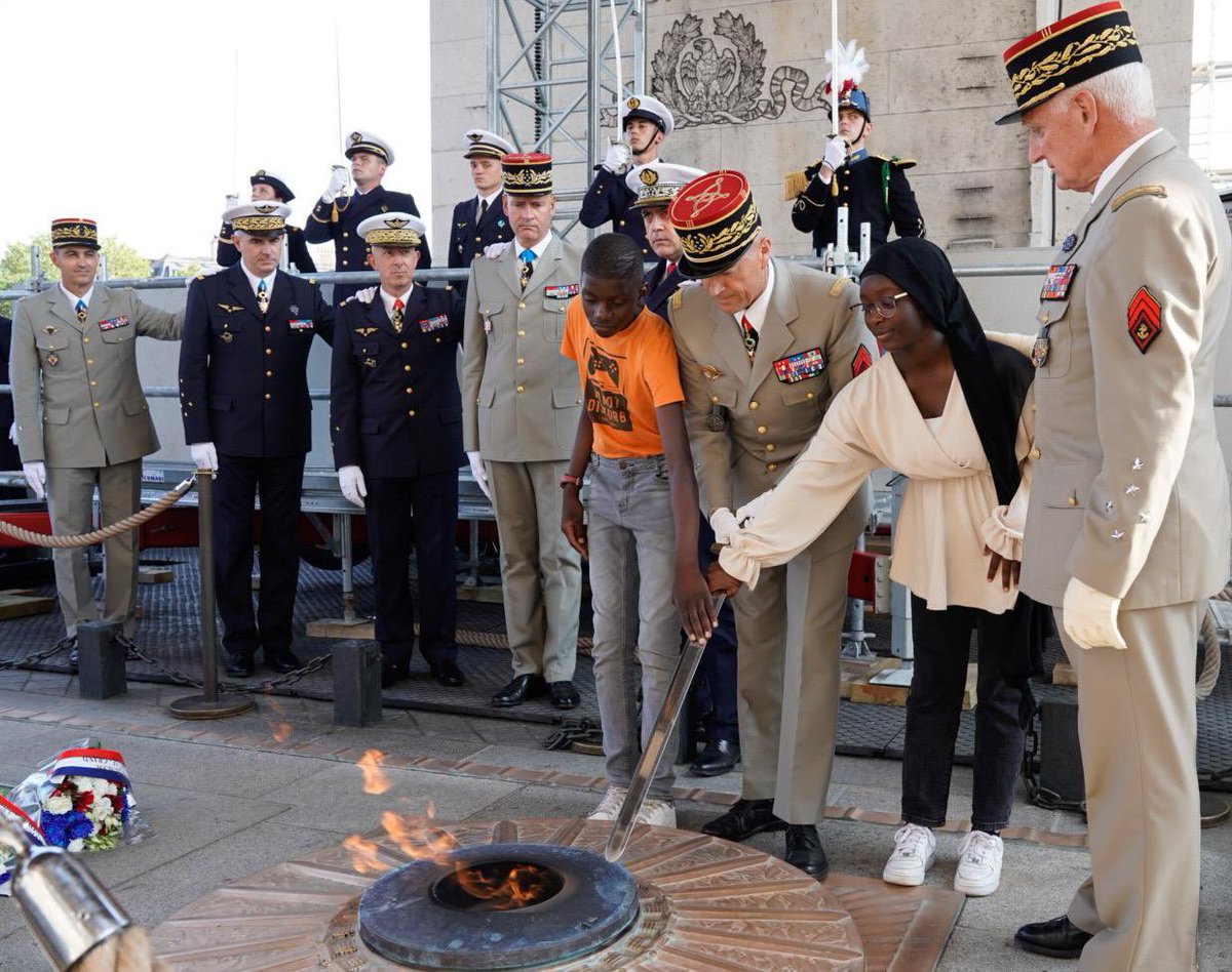 Ravivage de la flamme ce jour sous l’Arc de Triomphe avec l’ensemble des chefs d’états-majors et le major général. #Hommage à nos héros d’hier et d’aujourd’hui, animés par cette même volonté de servir et de défendre la France. Nous devons en être dignes. #ALaHauteur