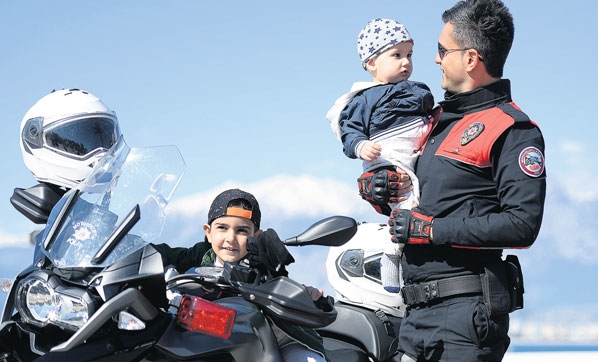 iki kelime "Polisimin yanındayım" 
Üçüncü bir kelimeye gerek yok 
#PolisiminYanındayım #polis