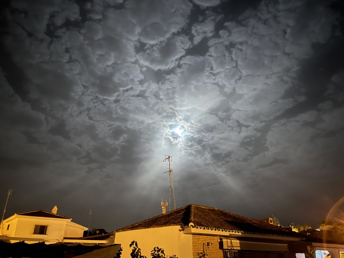 pulimento's tweet photo. Fli-pan-te que el móvil te deje hacer esta foto, a pulso, a la 1 de la noche https://t.co/BYYv1RvAFf