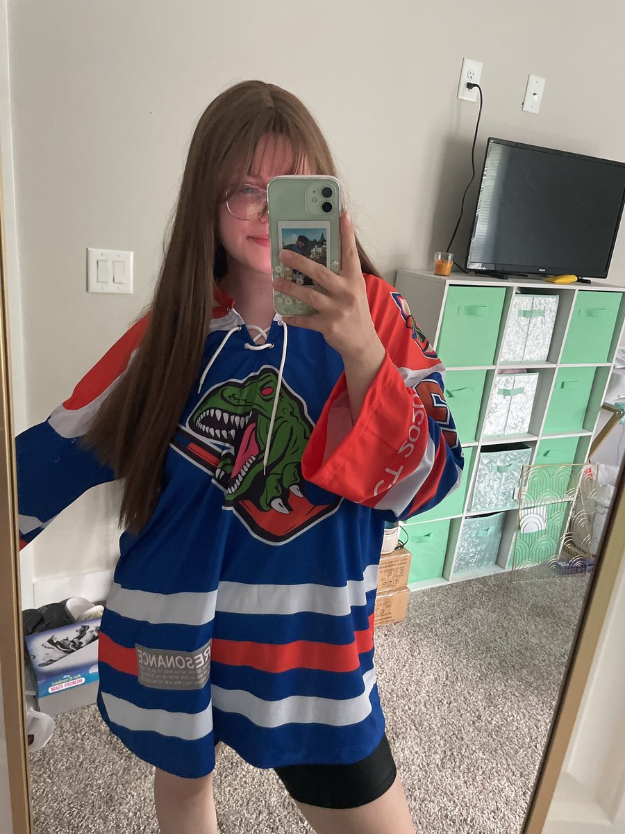 420jeno's tweet photo. 🦖🏒💚 
~
💚💚 tyty @deardoyo @yyangGOs for running the go and @_MochiLand for literally making the best fangoods/replicas i’ve ever seen #SproutsFB #mydfb #yyfb 💚💚 https://t.co/wDuQ3Dv86F