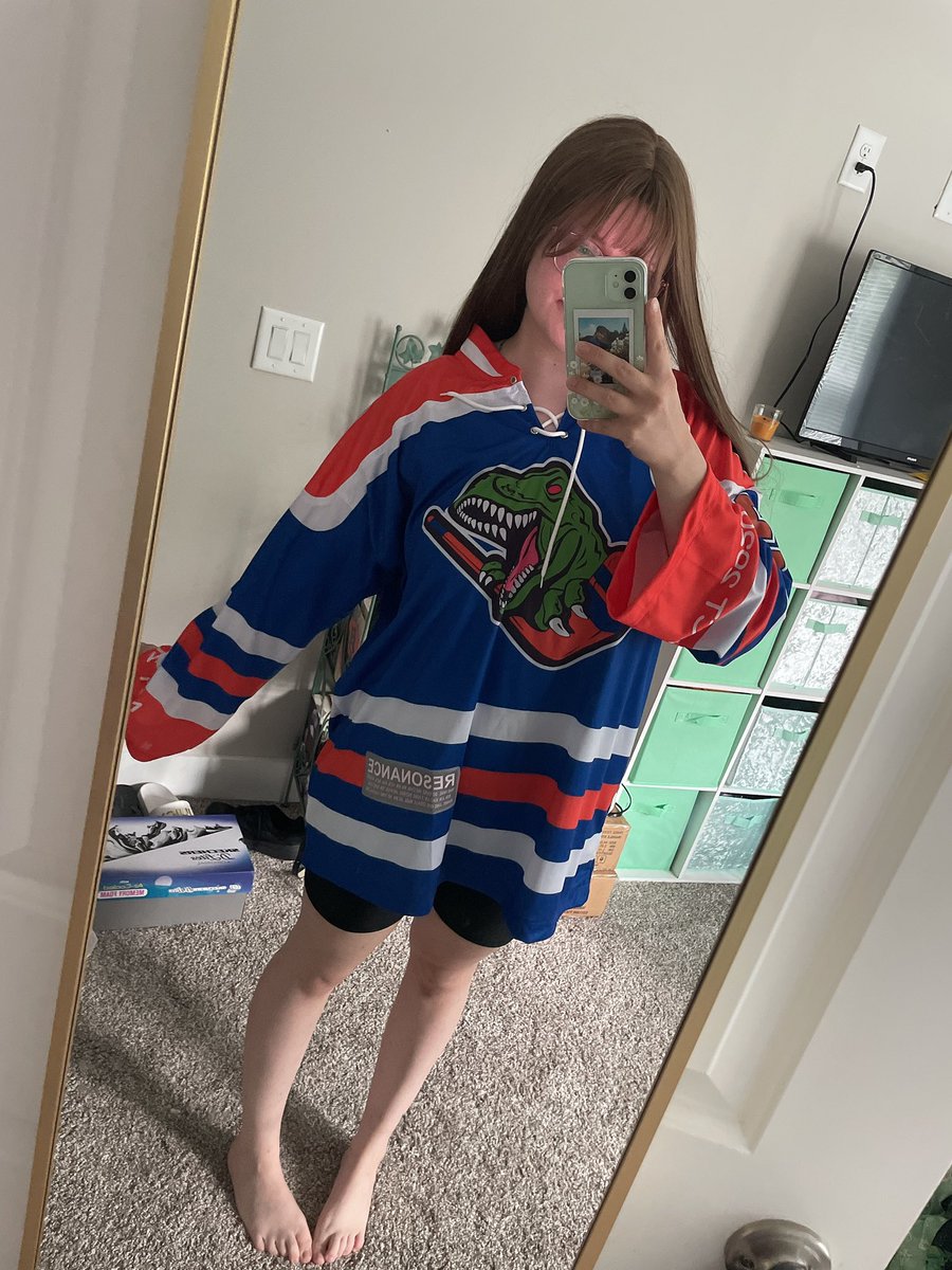 420jeno's tweet photo. 🦖🏒💚 
~
💚💚 tyty @deardoyo @yyangGOs for running the go and @_MochiLand for literally making the best fangoods/replicas i’ve ever seen #SproutsFB #mydfb #yyfb 💚💚 https://t.co/wDuQ3Dv86F