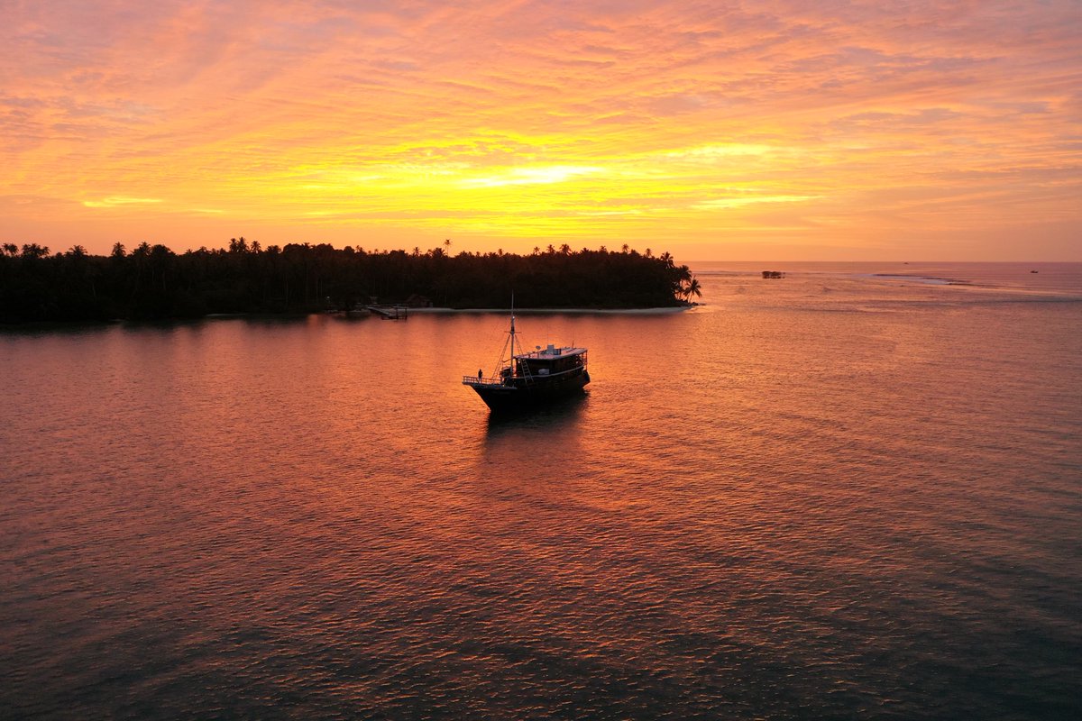 Been magic out here. This was the peak day of Wednesday 14. Mahogany anchored around the corner as we were coming out of some solid barrels straight into this sunset. 1 guest onboard.