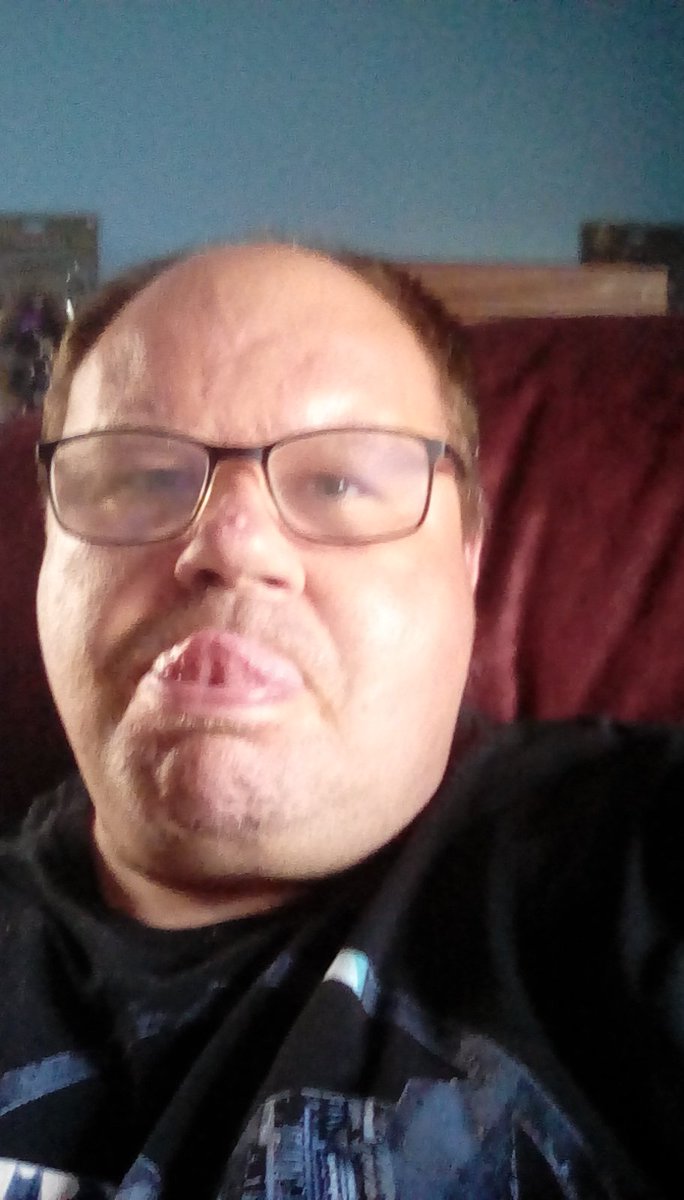 Who wants be my  Twitter daughter or girlfriend follow me and dm me