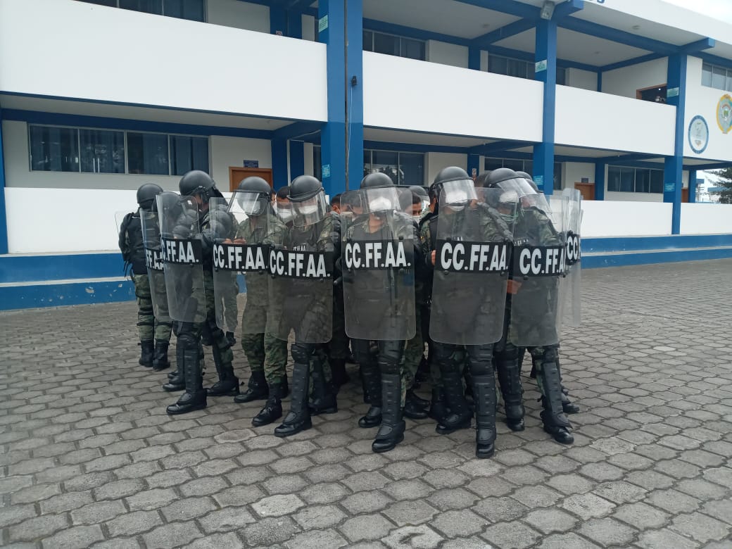 FuerzaAereaEc's tweet photo. En cumplimiento al plan de instrucción de alistamiento operativo, la #EPAE realizó reentrenamientos de control de motines, ejecutando formaciones técnicas utilizadas para controlar disturbios urbanos, y aportar a la sociedad ecuatoriana junto a los demás organismos de seguridad. https://t.co/lq9vZ9NIve