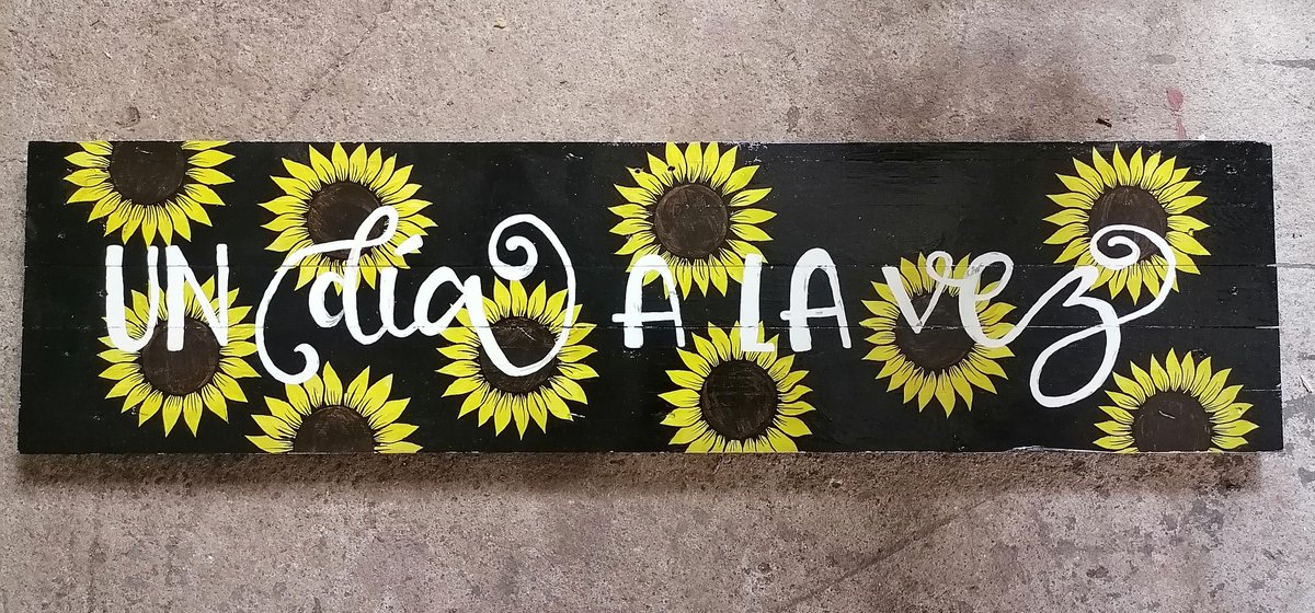 ChacMool_Artes's tweet photo. Cuadro decorativo pintado a mano UN DÍA A LA VEZ

Material: pallet
Medidas: 97cm x 24.5cm
Precio: $15.00
Pregunte sin compromiso por DM. 

#EmprendedorES
#compralocal
#noescaroeshechoamano
#TwitterSV
#ElSalvador
#artesanos https://t.co/qBY9M4klqU