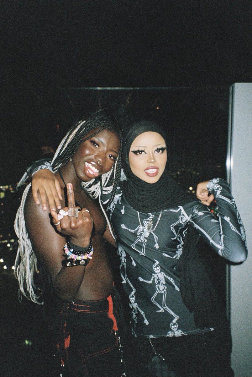 layloqasim's tweet photo. STOPPPP we look so good plssss https://t.co/c2eSTp39jO