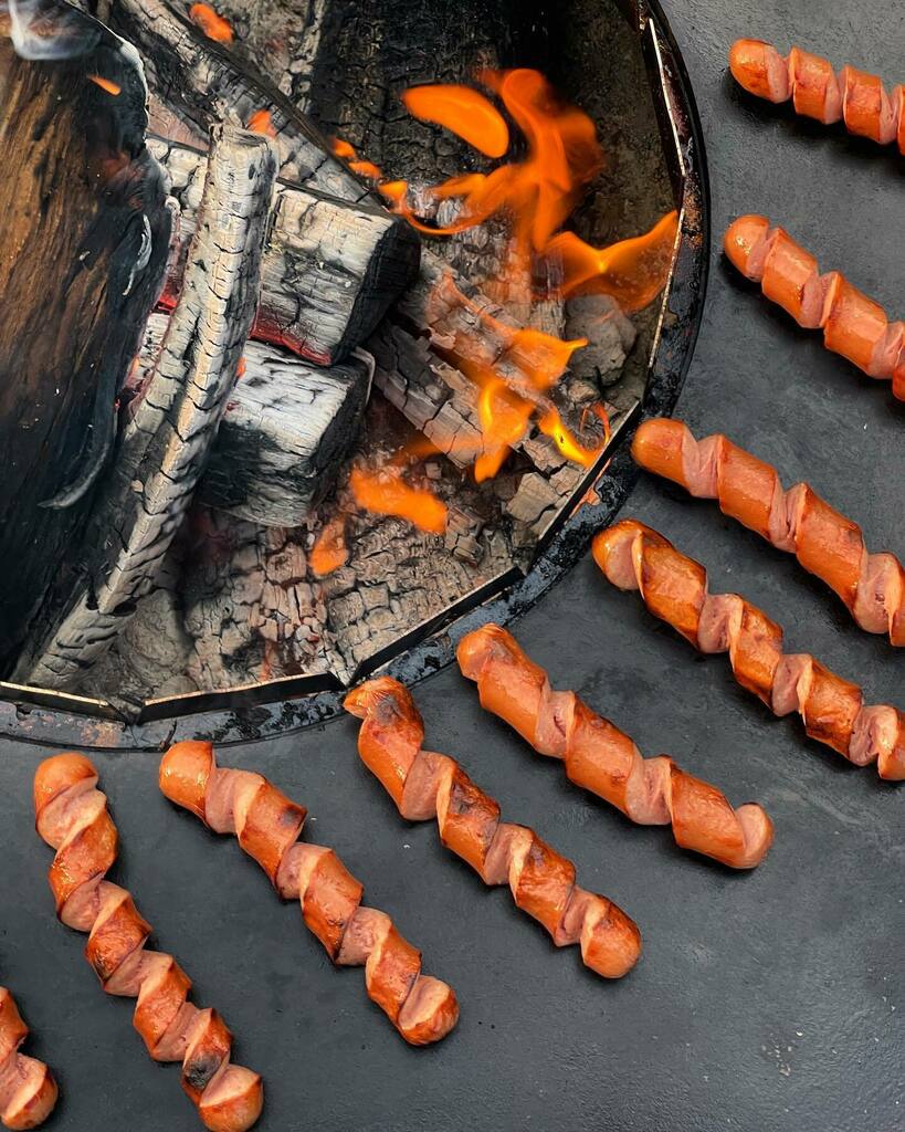 grill_momma's tweet image. It’s fun when your neighbor also has an @arteflame and you can all hang out and chat while stuffing your faces.  Food, friends and puppies.  Life is good. 

#arteflamestyle #livefire #livefirecooking #grillingseason #grillingtogether instagr.am/p/CRpZh6rsdwp/