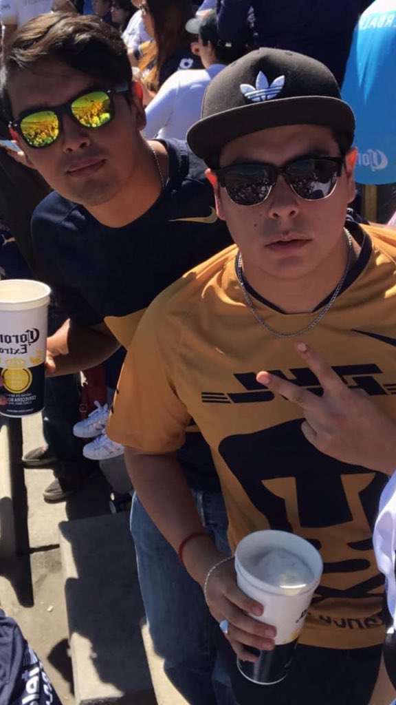 boby_rebel_rob's tweet photo. @DHLMex @PumasMX Con el buen @ArmaDelgado, por qué hemos estado fieles a la causa y siempre alentado desde el pebetero; celebrar con mi brother los goles nunca ha tenido precio. Ya nos hace falta nuestra dosis de sol universitario, vamos los PUMAS #GarraYEntrega #DHL 🔥⚽️🔥 https://t.co/116eG0pjNp