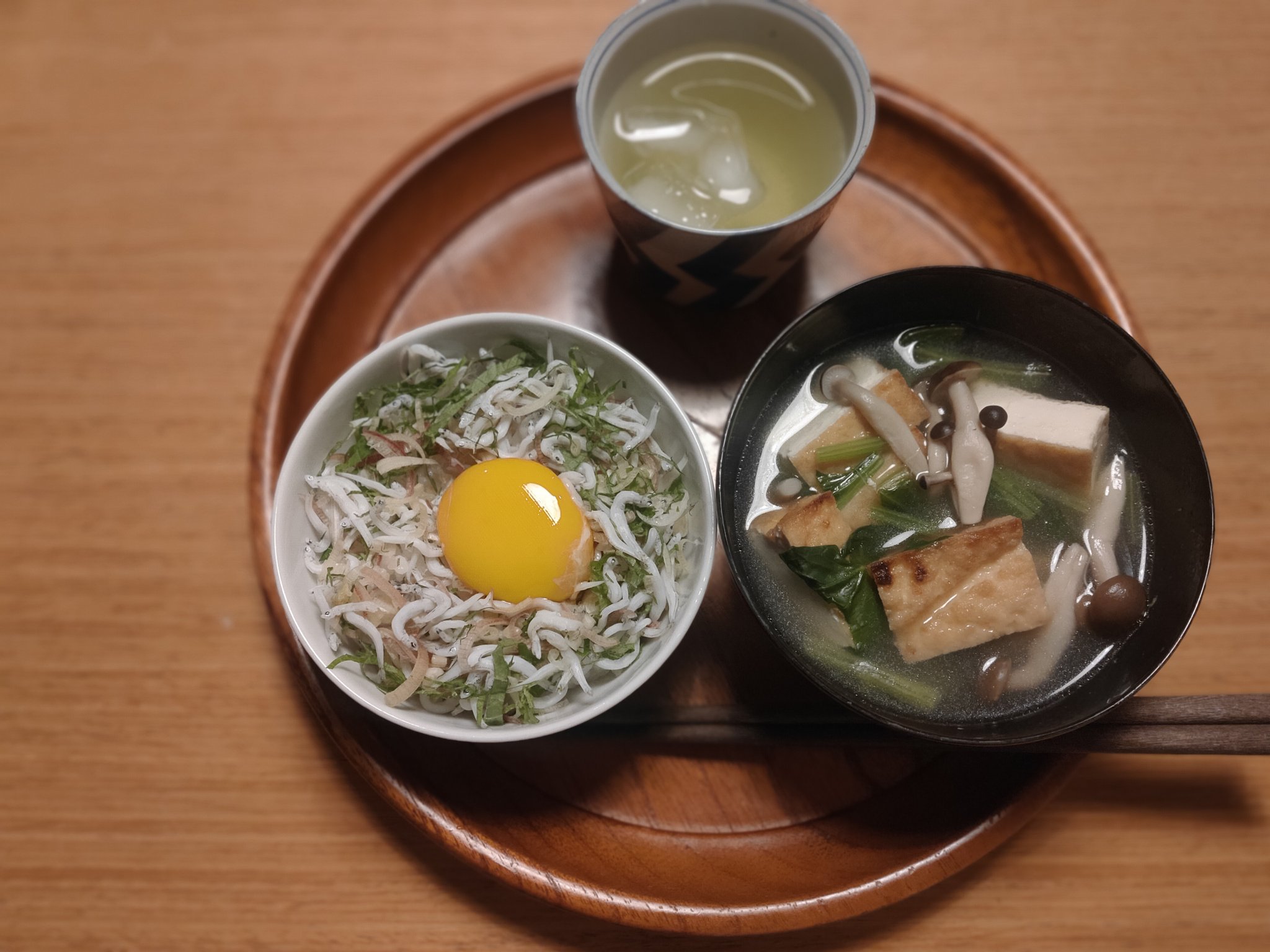 تويتر 寿木けい على تويتر しらす大葉丼 ラタトゥイユとロゼのあと 締めに丼 大葉とみょうが は千切りにして水にさらす 水気をしっかり切ってしらすと混ぜ合わせ ご飯にのせる 真ん中に黄身を 他焼き厚揚げときのこ ほうれん草のお吸物 厚揚げはステーキ