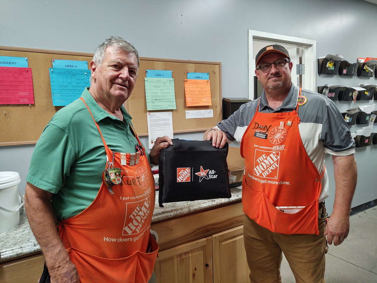 Staying focused on Safety. OASM Danny presents Kurt with his All-star award. Great job Kurt keeping safety a priority . #SafetyFirst @dannyhubbardHD @BrentDeisig_HD @SteveCronin12 @theonlyDcian