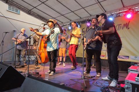 vyletyzabava's tweet photo. 9. ČESKÝ UKULELE FESTIVAL ŽIJE!
V sobotu a neděli 24. a 25. července v Únětickém pivovaru.
Workshopy, koncerty, jam-session, openmic, tombola.
Hosté: Xindl X (CZ), Ukulollo (IT), Dani Usero (IT), Barada Street (EU), Dead Mans Uke (GB), Raiz Lusa (PT), Jiný Metro (CZ)... https://t.co/8JN3EAwMlS
