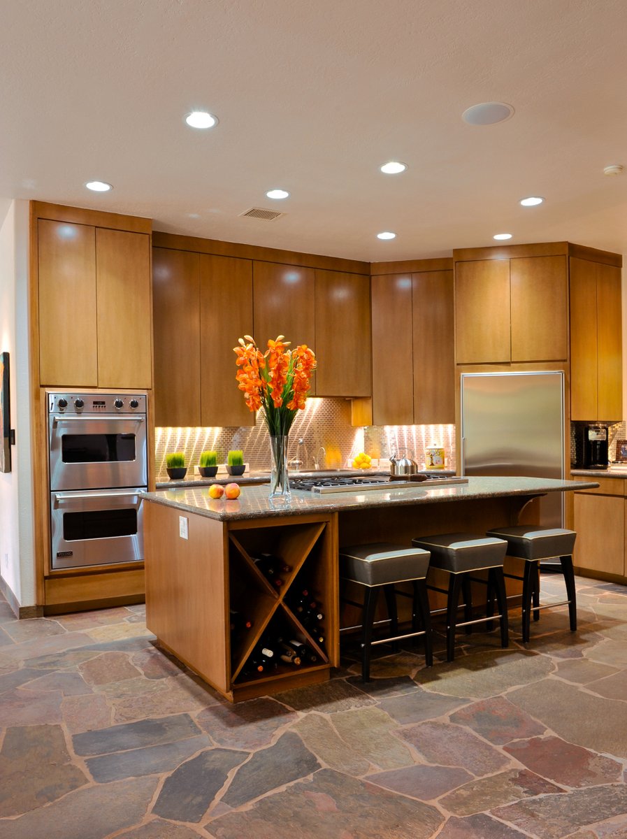 MontgomeryRoth's tweet image. Blending a contemporary design with natural tones and finishes created a kitchen space that offered a warm atmosphere while still achieving a polished aesthetic. 
#kitchendesign #kitchendesignideas #kitchendesigninspiration #kitcheninspo #kitcheninterior #interiordesign