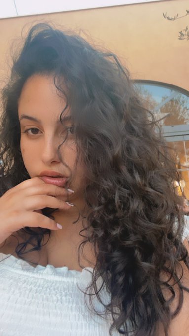 first time showing my curls! do you like? https://t.co/nWy7NDZIwm