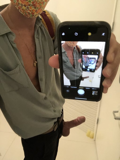 Showing my friend how I cracked my phone screen. Can you tell? https://t.co/9sTZF7RhYv