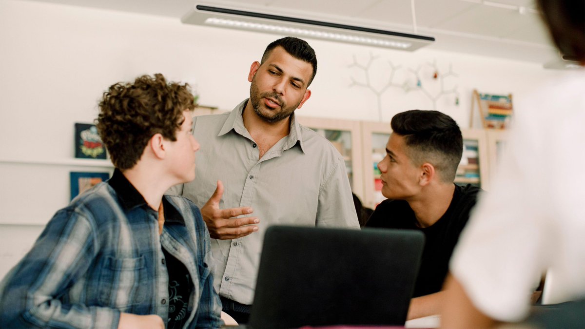 risemsteachers's tweet photo. Activities middle and high school English teachers can use to emphasize community and collaboration as the school year begins. https://t.co/nRLSiE1s54 https://t.co/gazmiXVxPp