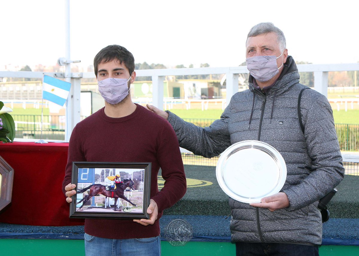HipodromoSI's tweet photo. ✅ En el @HipodromoSI se disputó el #HandicapPotrillón (2400 metros), donde se impuso #ManiBoy (Asiatic Boy), del #StudElTole, entrenado por #GustavoScarpello y conducido por #IvanMonasterolo.

#HSITodoElAño 🐴 #DondeCorrenTusEmociones https://t.co/yBBxcdcDO8