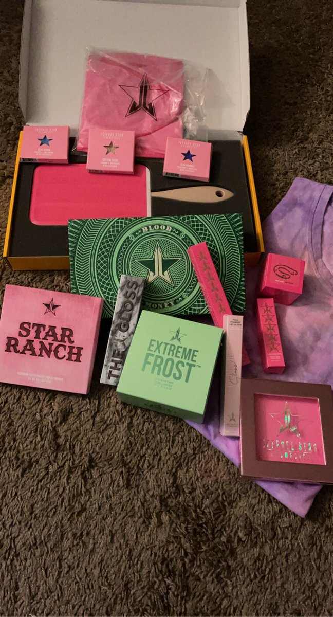bLaRa2612's tweet photo. Loving my @JeffreeStar supreme summer mystery box. What a way to start my birthday off. ❤️❤️❤️ https://t.co/tk9pPdDoO7
