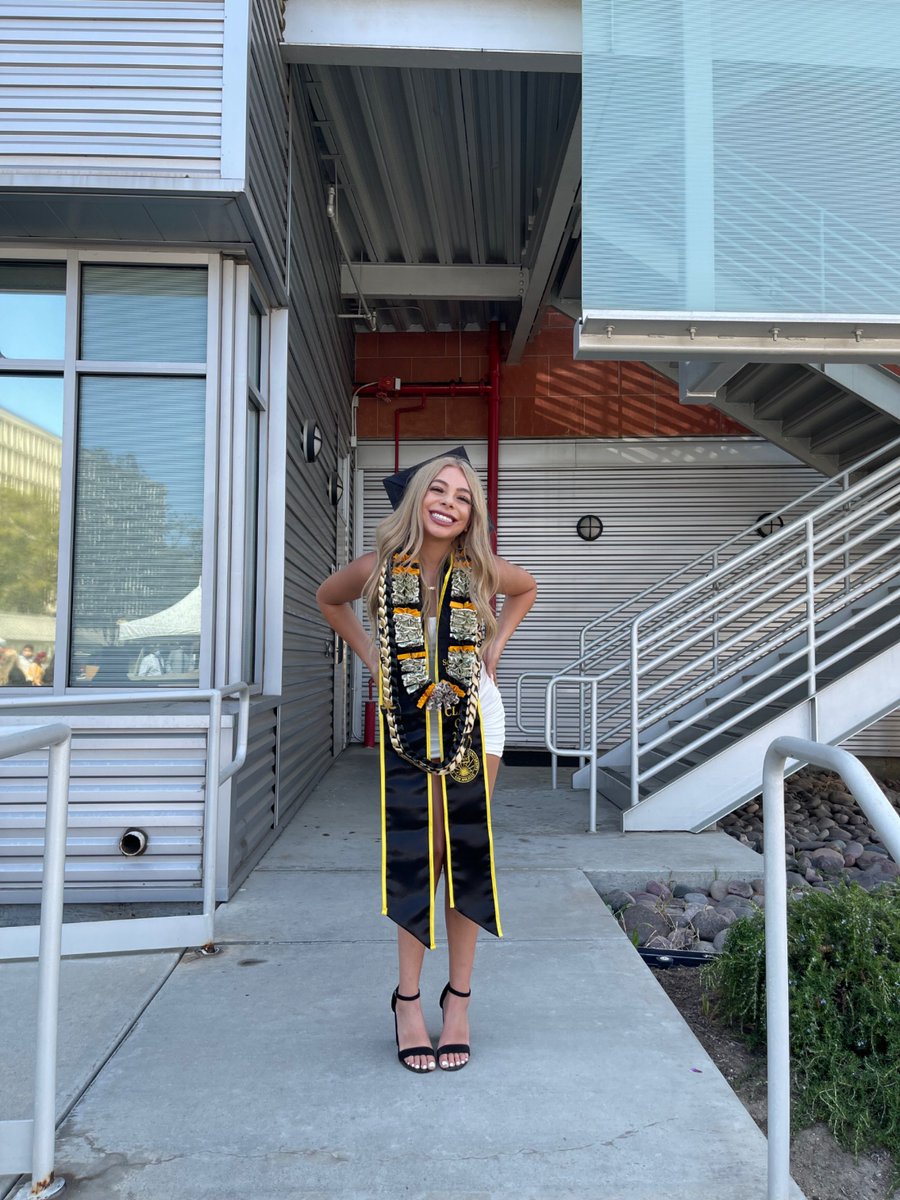 _JamieCameron_'s tweet image. COLLEGE EDUCATED SHE GRADUATED 🥳