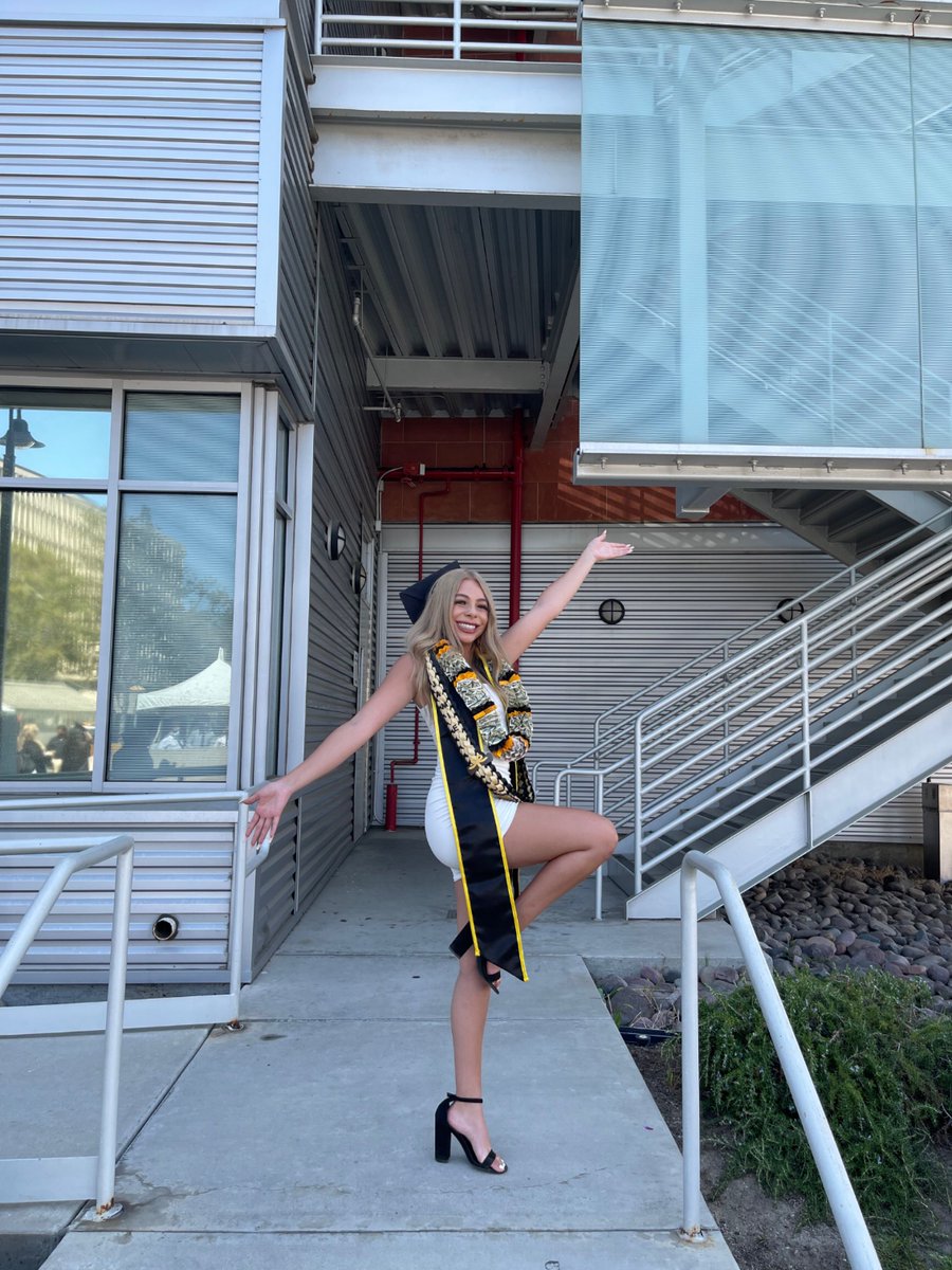 _JamieCameron_'s tweet image. COLLEGE EDUCATED SHE GRADUATED 🥳