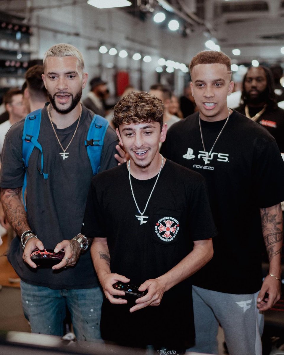 FaZe Rug holding a controller, 2021, image size:960x1200