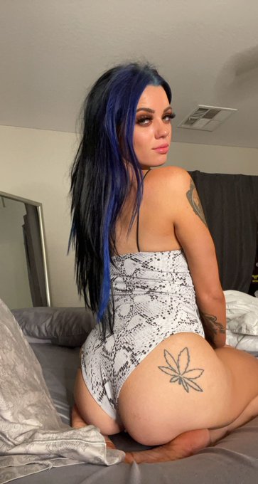 Slutty and happy 😈😘 https://t.co/XaQLwUgcDs