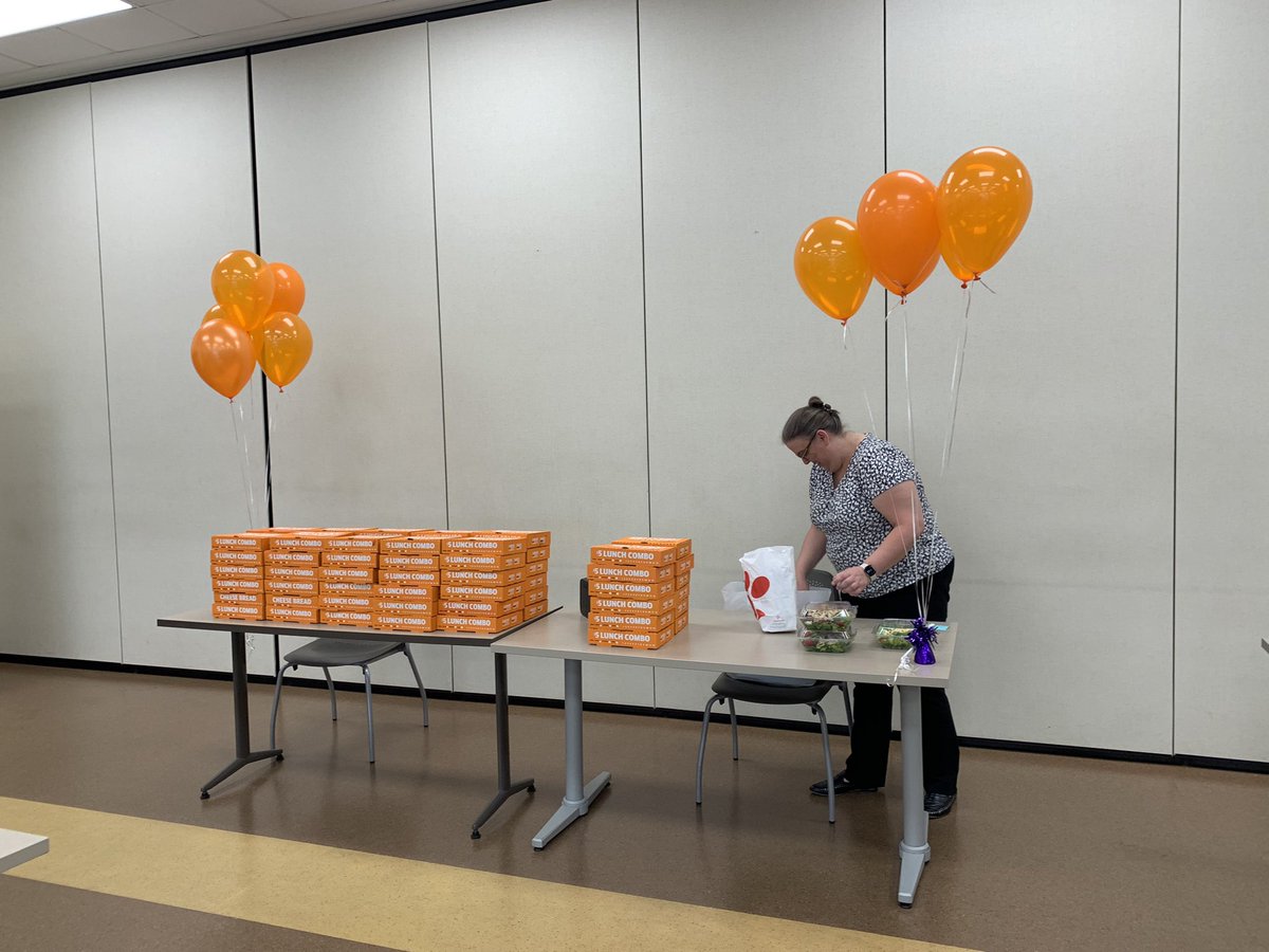 5752APM's tweet photo. Key 1 celebrating 30 Days Safe with some pizza #SafetyTastesGood #SafeHero5752 https://t.co/jpeL6iIULU