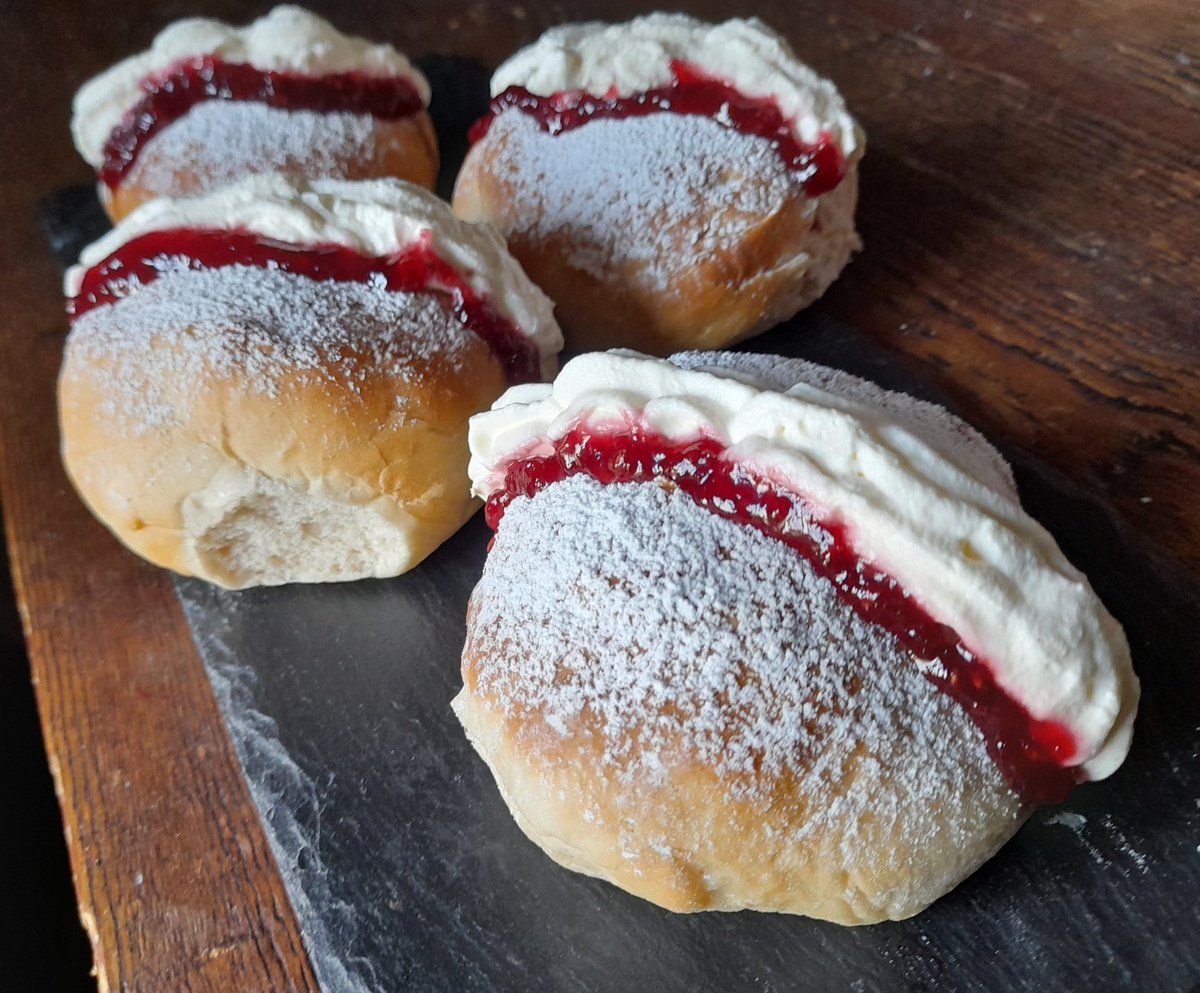DeniseR19154478's tweet photo. This weeks #twitterbakealong was Devonshire Splits, first time making them, using @PaulHollywood recipe. Very easy to follow and they taste divine, neighbours thought so too @thebakingnanna1
@Rob_C_Allen
@Bonnemaman
@allinsonsflour
#devonshiresplits #homebaking #delicious https://t.co/d6VIPIHjtQ