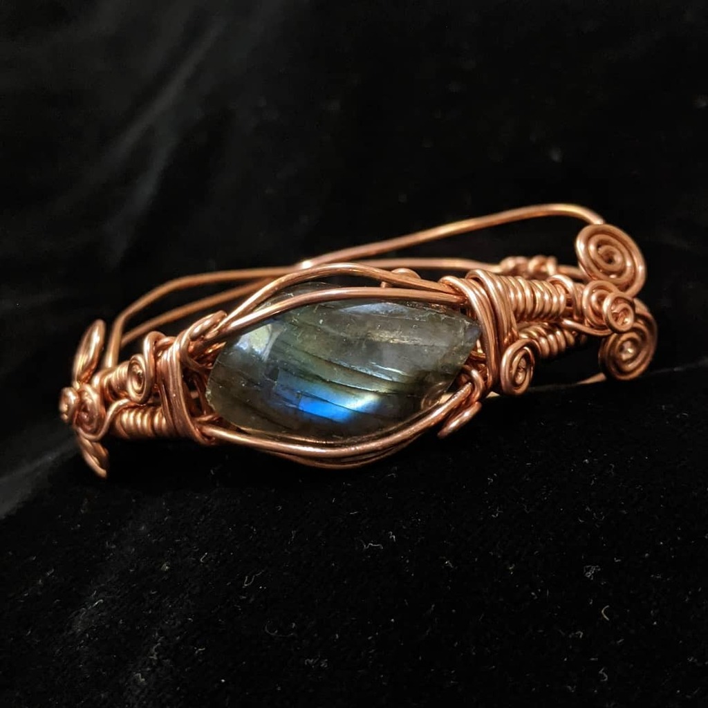 Lace9HandDrawn's tweet photo. π Another finished commission, handed over to another satisfied customer π. & seriously, how magical does this #Labradorite & #copperbangle look π€©. Although everything I make is unique, I do have similar designs with different stones available, all adjustable & paired with pβ¦ https://t.co/DxHTcgcN1w
