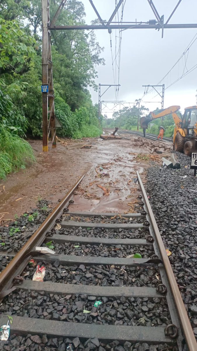 Railwhispers's tweet photo. #SouthEast #Karjat_Lonawala &amp; #Khandala ghat section between #Kalyan_Pune near #Lowjee (LWJ) Railway Station, gate no. 6A, Nagnath cabin @Central_Railway train services stopped because of heavy rainfall &amp; land slide. https://t.co/LjV6rkLRy9