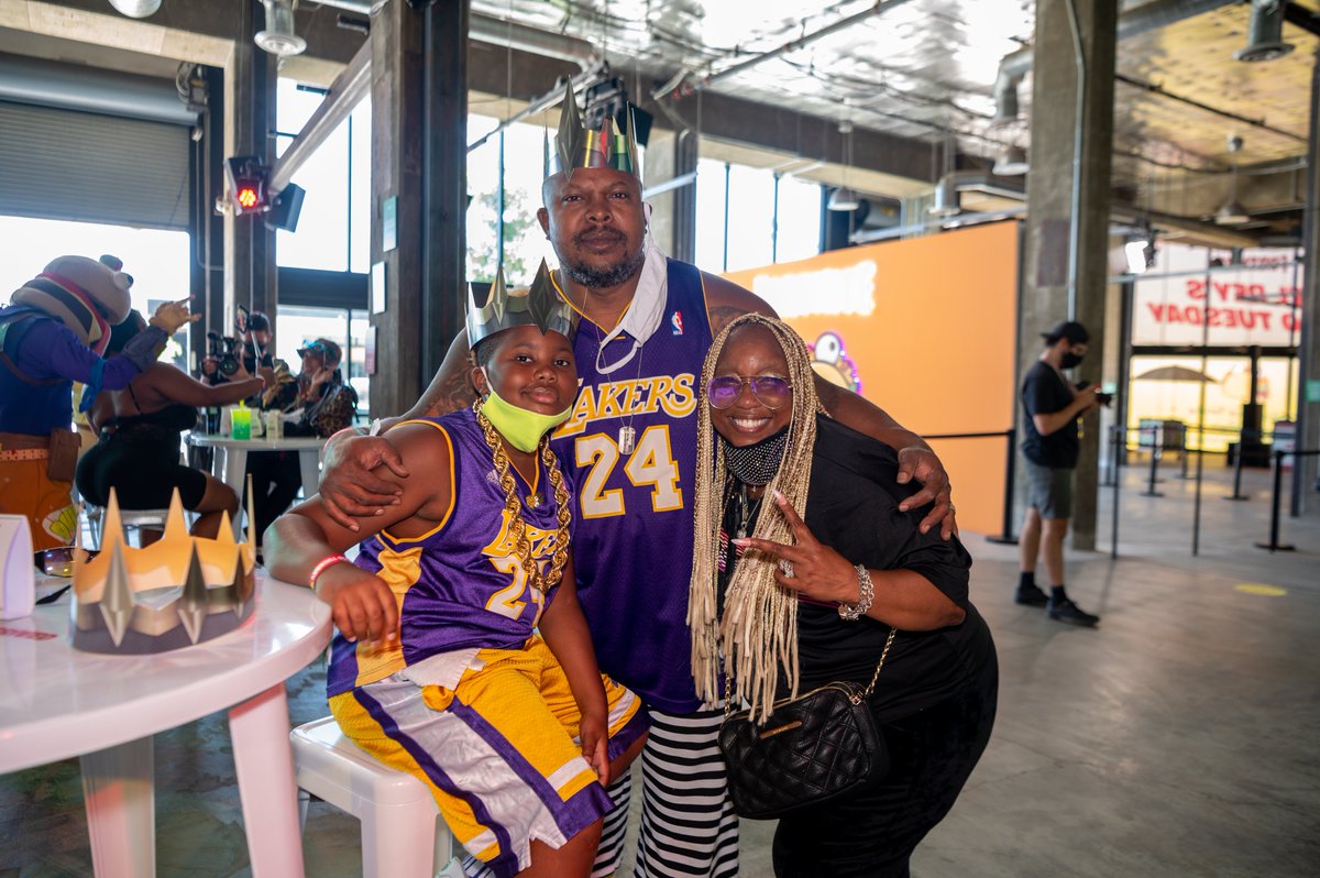 Fortnite's tweet image. Only a few hours left before the Tacos disappear! 

Head over to El Rey’s Taco Tuesday (8175 Melrose Ave, West Hollywood, CA 90046) before 2PM PT and share your pics from the experience using #TheKingHasArrived