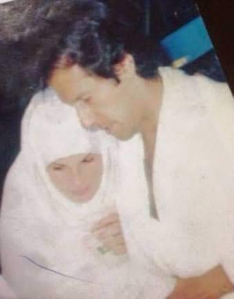 مریم صفدر نے جس کو یہودی کہا 
اس جمائما کی عمران خان
 کے ساتھ حرم شریف میں عمرہ ادائیگی کی ایک یادگار تصویر ♥️
اللّه اس جھوٹی عورت کو عقل عطا فرما اور نون لیگ کا بیڑا غرق کرنے کی توفیق عطا کر امین ❤