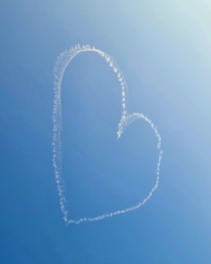 pemar70's tweet photo. Hjättformation över Lund #heartformation #aviation #heart #aviationart https://t.co/D3B0Z8VSBG https://t.co/9GeOXcBrvP