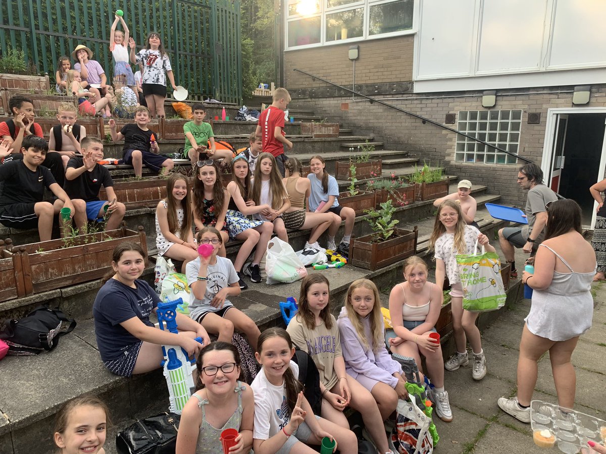 eagleyjuniorsc1's tweet photo. @Eagley6G and @eagley6J had loads of fun at their leavers’ water fight and BBQ this evening! 💦💦🍔🧃 https://t.co/YNUjvl9CRT