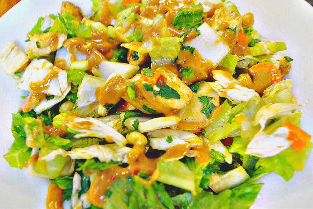 WeekdayKitchen's tweet photo. This Thai Chicken salad has amazing marinated chicken and peanuts for incredible flavor. 😋😋

Prepping the chicken ahead of time really saves time on a weeknight when I'm trying to keep my crap all together!!

Recipe here

https://t.co/b9mDR25j9d https://t.co/m7p2SptP6i